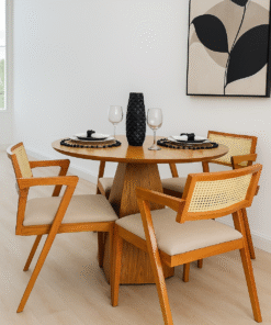 Mesa Redonda Malva 110 Mel – J SILVA MÓVEIS + 4 Cadeiras Berlim Rattan Madeira/– JCM MOVELARIA