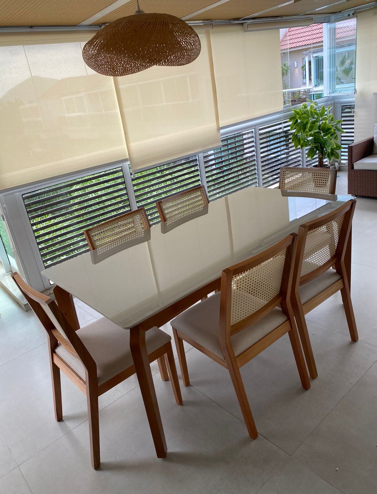 Conjunto de Jantar Alegra 1.60m 6 Lugares – Vidro Off White e Madeira Mel + 6 Cadeiras Oiti Natuame Madeira/Linho Cru – CIMOL MÓVEIS