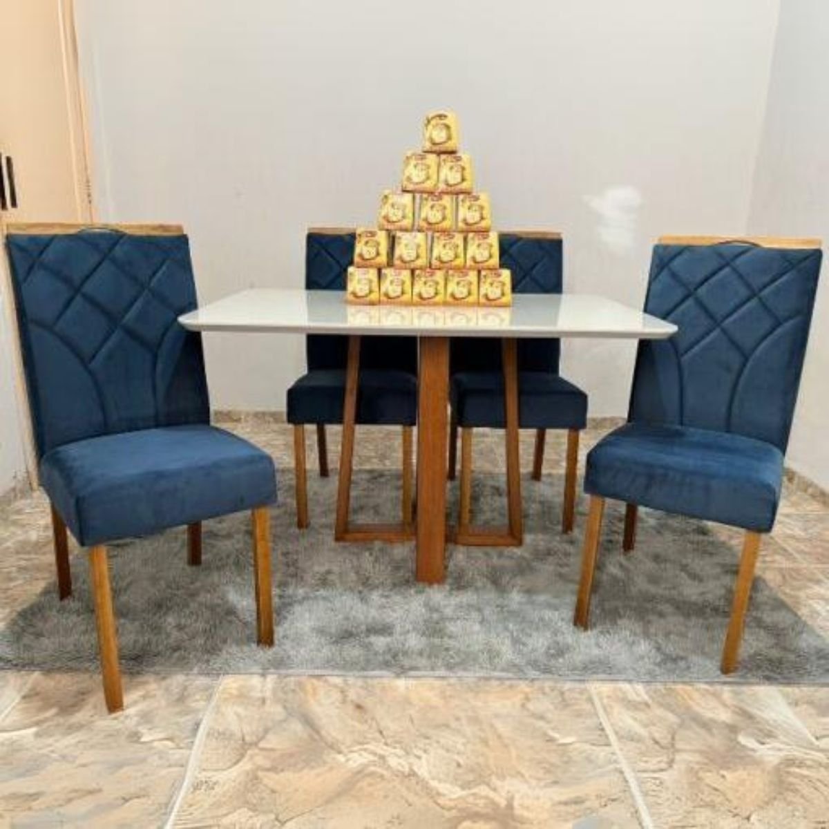 Mesa Pedro 90 Mel/off White Com 4 Cadeiras Stella Veludo Azul – Art Assentos + Clefatos Decor