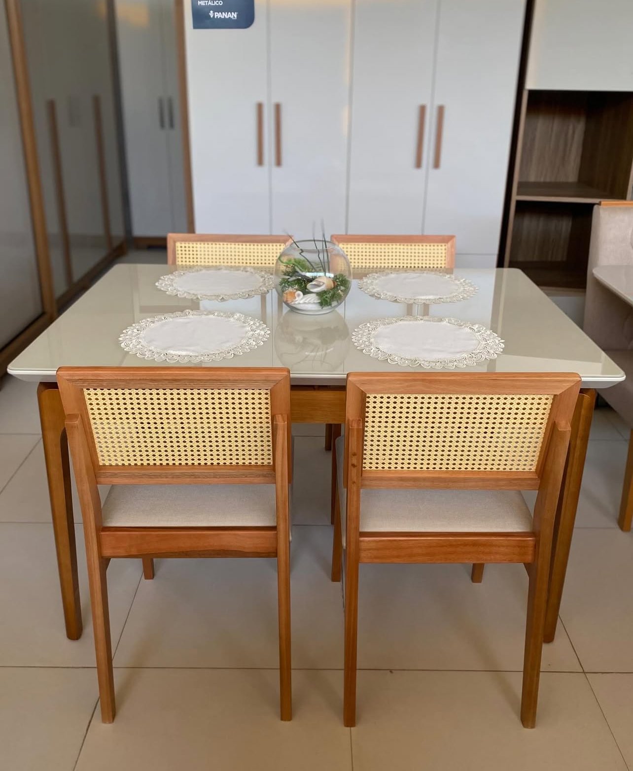 Kit Mesa de Vidro Alegra 120 Cinamono/Off White + 4 Cadeiras Santorini Linho Bege Madeira Maciça