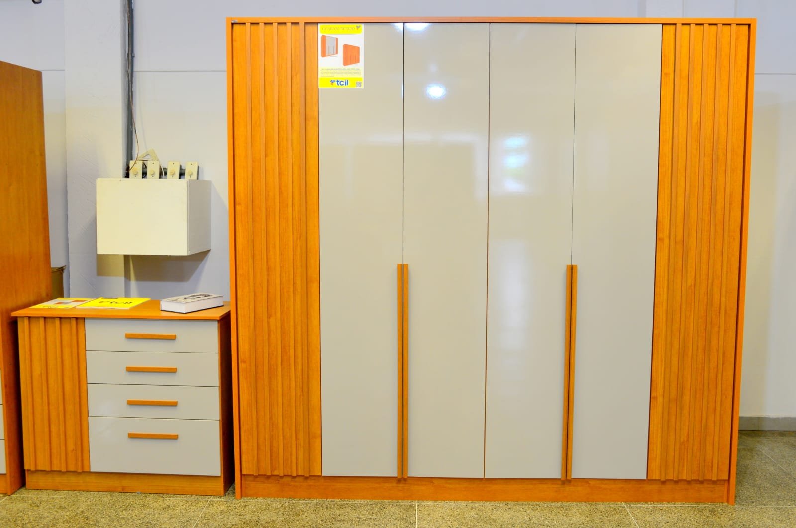 Guarda-Roupa 6 Portas + Cômoda Guarani/Chade Ripado Cinamono/Off White - TCIL - Imagem 2