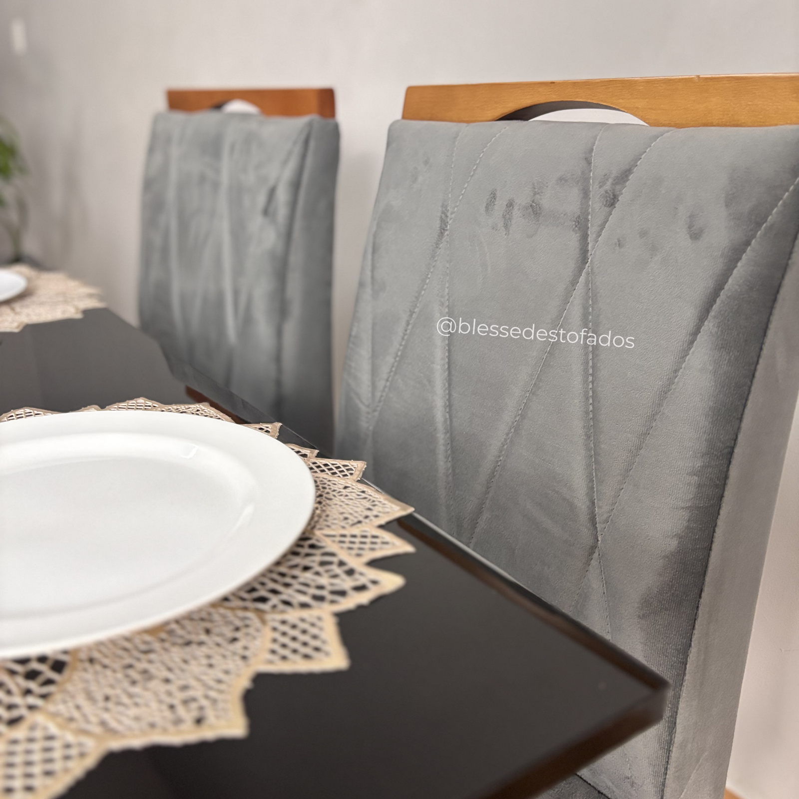 Mesa Los Angeles 120 Cinamono/Preto com 4 Cadeiras Isa Veludo Grafite – MINASPLAC + WM DECOR - Imagem 7