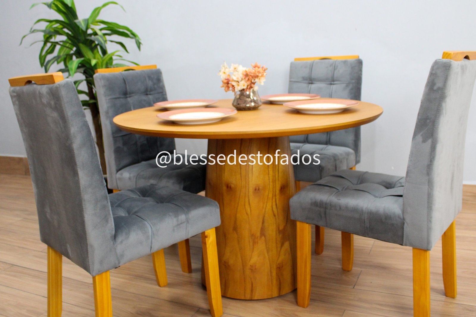 Mesa Redonda Paris 1.10×1.10 Cinamono Laminado – 4 cadeiras Londres (Linho ou Veludo) madeira maciça - Imagem 2