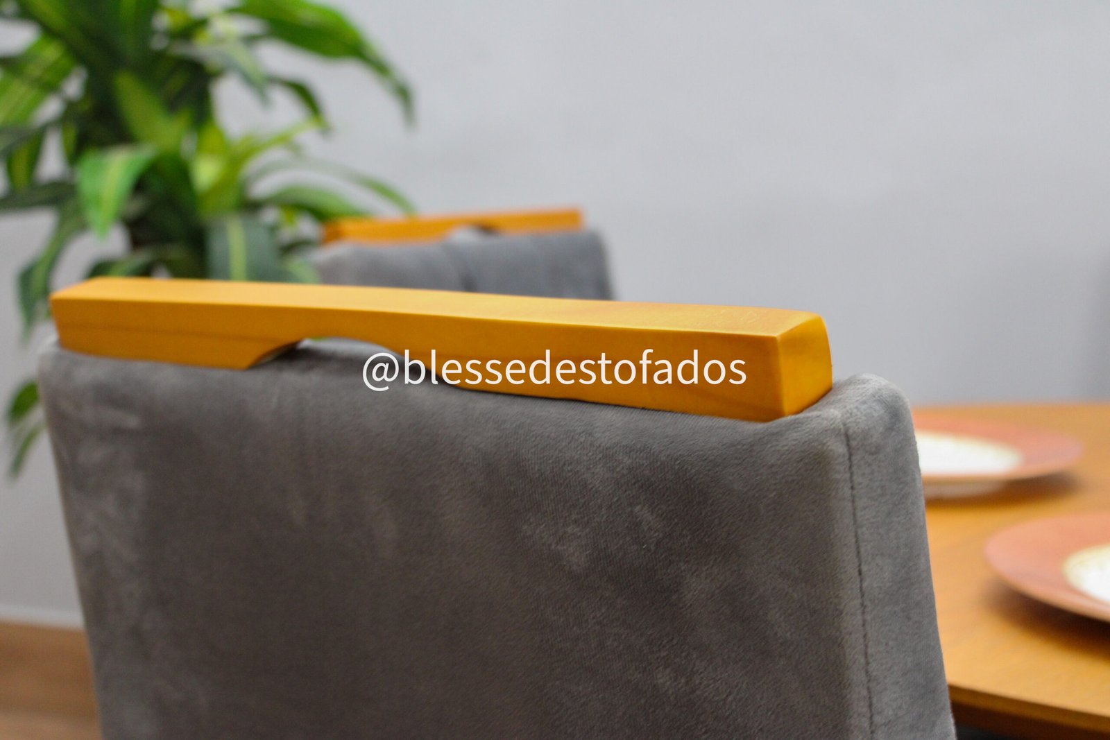 Mesa Redonda Paris 1.10×1.10 Cinamono Laminado – 4 cadeiras Londres (Linho ou Veludo) madeira maciça - Imagem 4