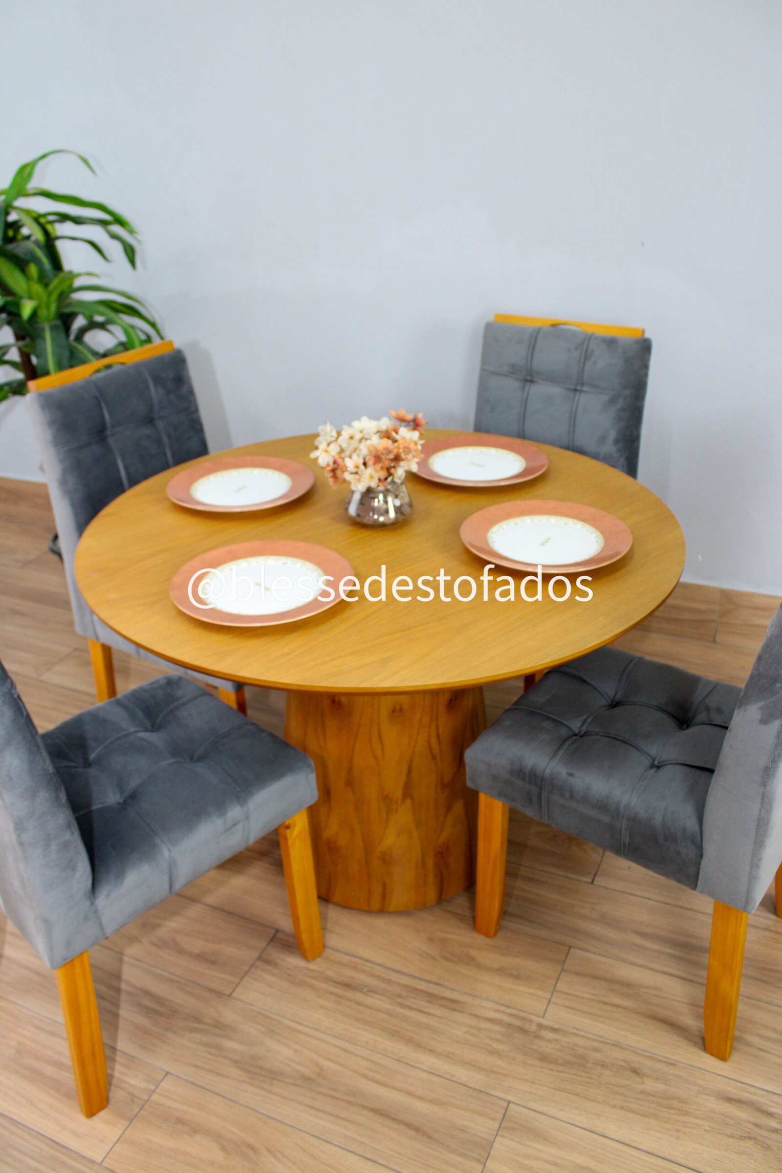 Mesa Redonda Paris 1.10×1.10 Cinamono Laminado – 4 cadeiras Londres (Linho ou Veludo) madeira maciça - Imagem 7