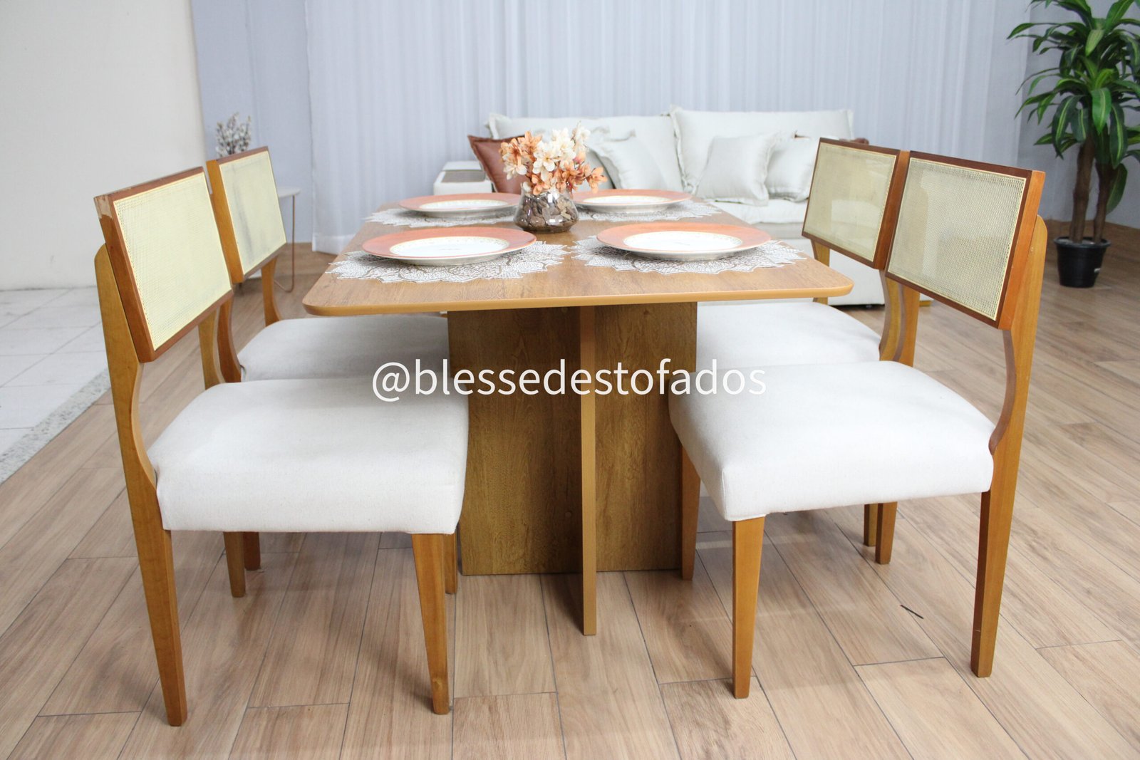 Mesa Salinas 120 (Tampo Londres s/ vidro) Cinamomo com 4 Cadeiras Grécia linho bege maciça - Imagem 3