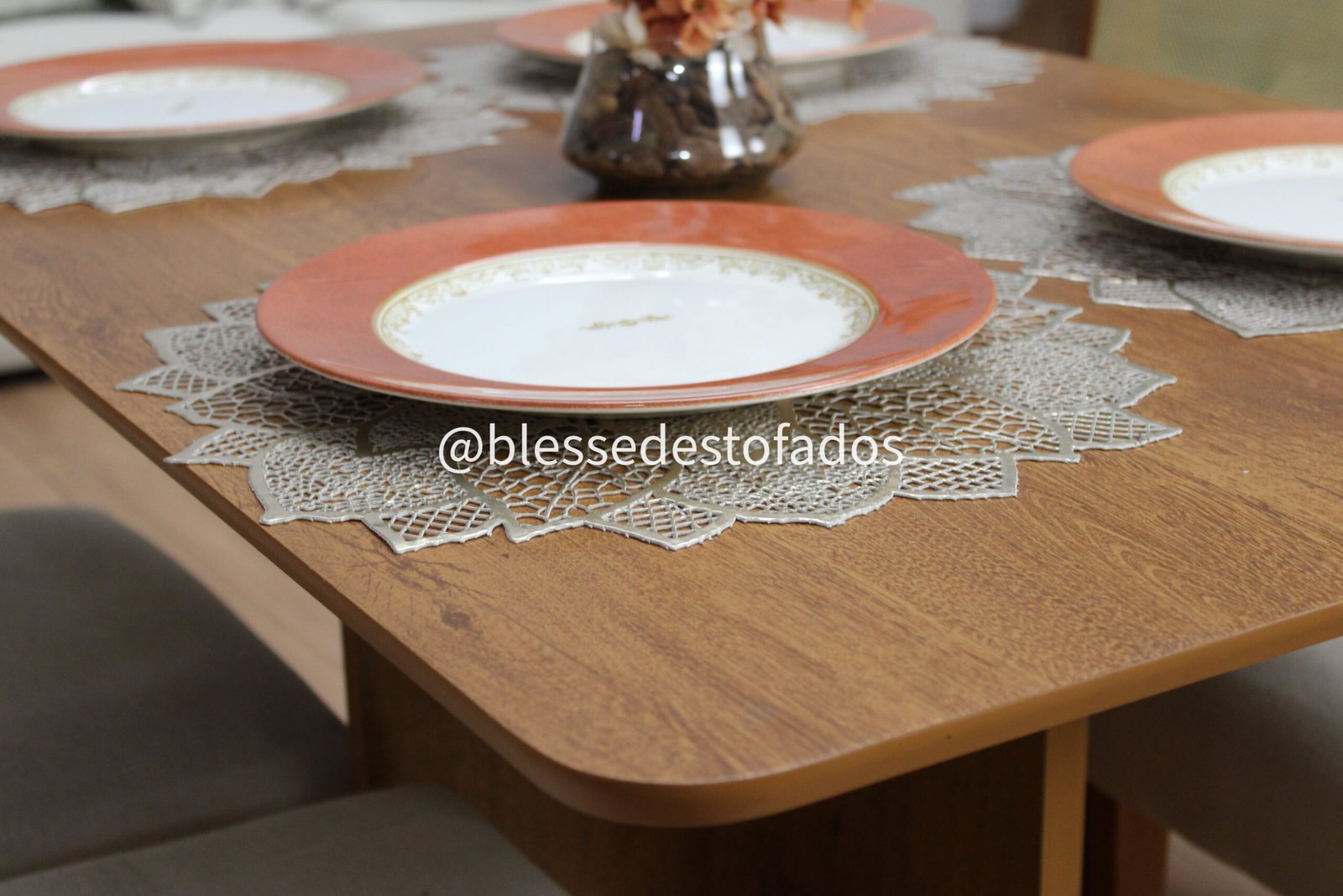 Mesa Salinas 120 (Tampo Londres s/ vidro) Cinamomo com 4 Cadeiras Grécia linho bege maciça - Imagem 2