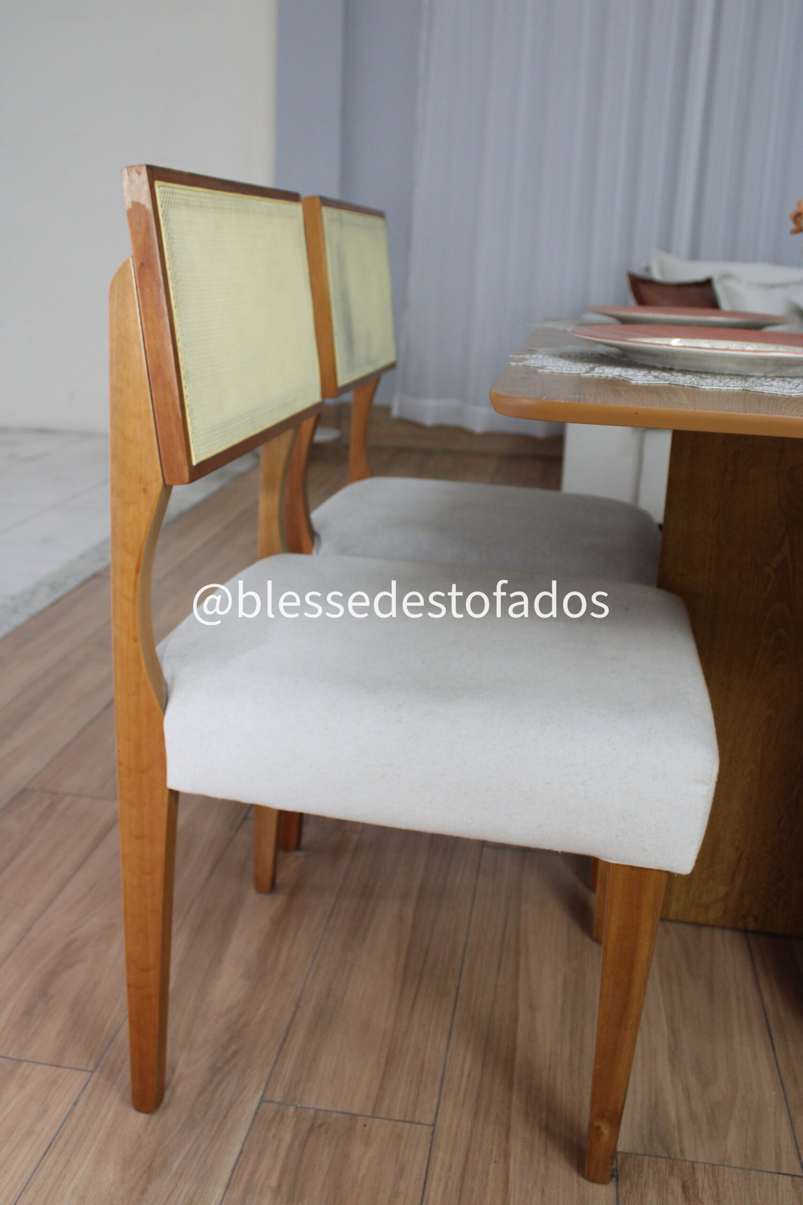 Mesa Salinas 120 (Tampo Londres s/ vidro) Cinamomo com 4 Cadeiras Grécia linho bege maciça - Imagem 6