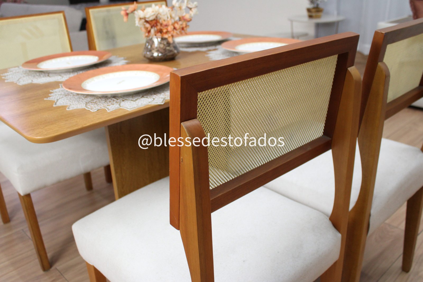 Mesa Salinas 120 (Tampo Londres s/ vidro) Cinamomo com 4 Cadeiras Grécia linho bege maciça - Imagem 4