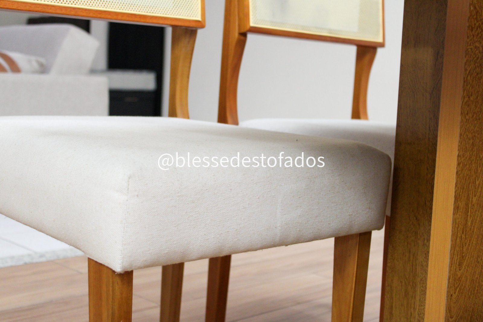 Mesa Salinas 120 (Tampo Londres s/ vidro) Cinamomo com 4 Cadeiras Grécia linho bege maciça - Imagem 8