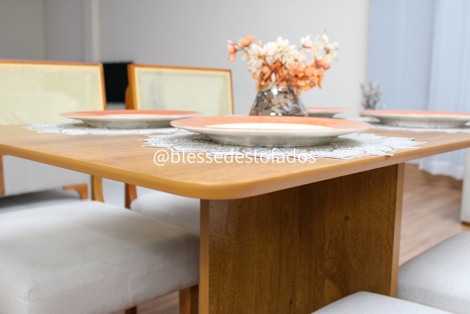 Mesa Salinas 120 (Tampo Londres s/ vidro) Cinamomo com 4 Cadeiras Grécia linho bege maciça - Imagem 9
