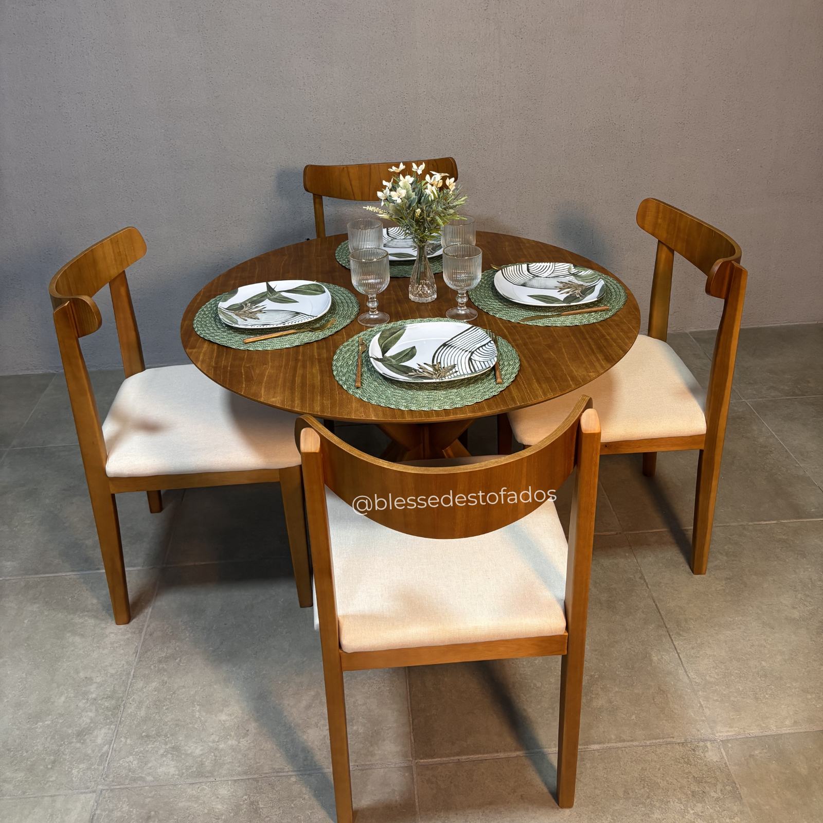 Mesa Serena 1.10×1.10 + 4 Cadeiras Aurora Linho bege – madeira maciça