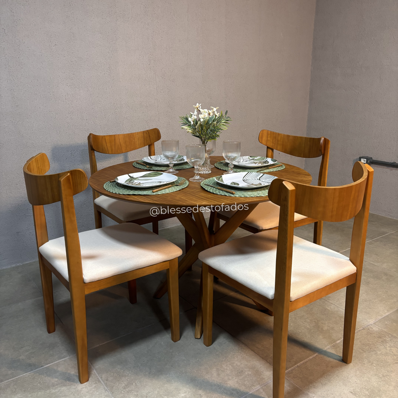 Mesa Serena 1.10×1.10 + 4 Cadeiras Aurora Linho bege – madeira maciça - Imagem 2