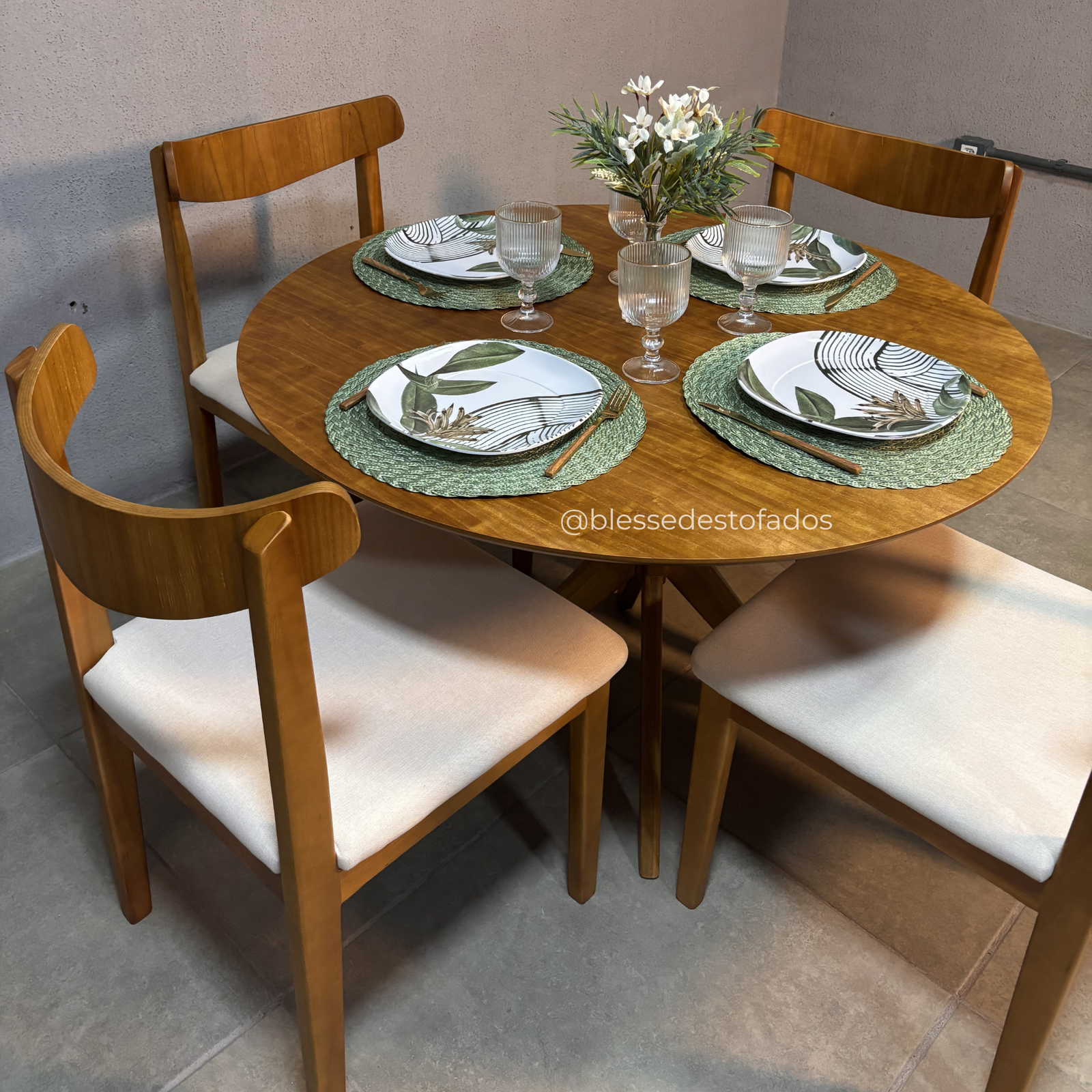 Mesa Serena 1.10×1.10 + 4 Cadeiras Aurora Linho bege – madeira maciça - Imagem 3
