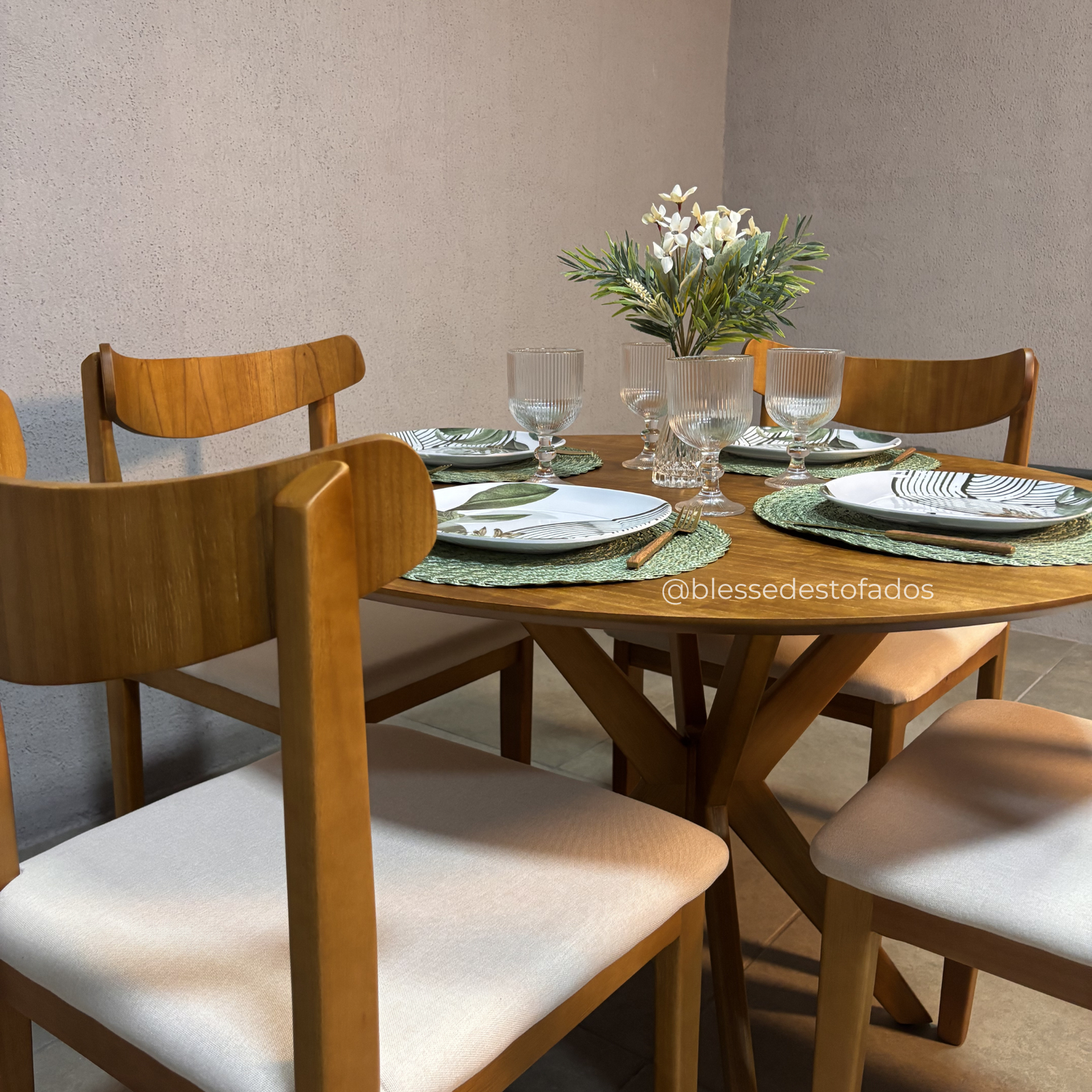 Mesa Serena 1.10×1.10 + 4 Cadeiras Aurora Linho bege – madeira maciça - Imagem 4