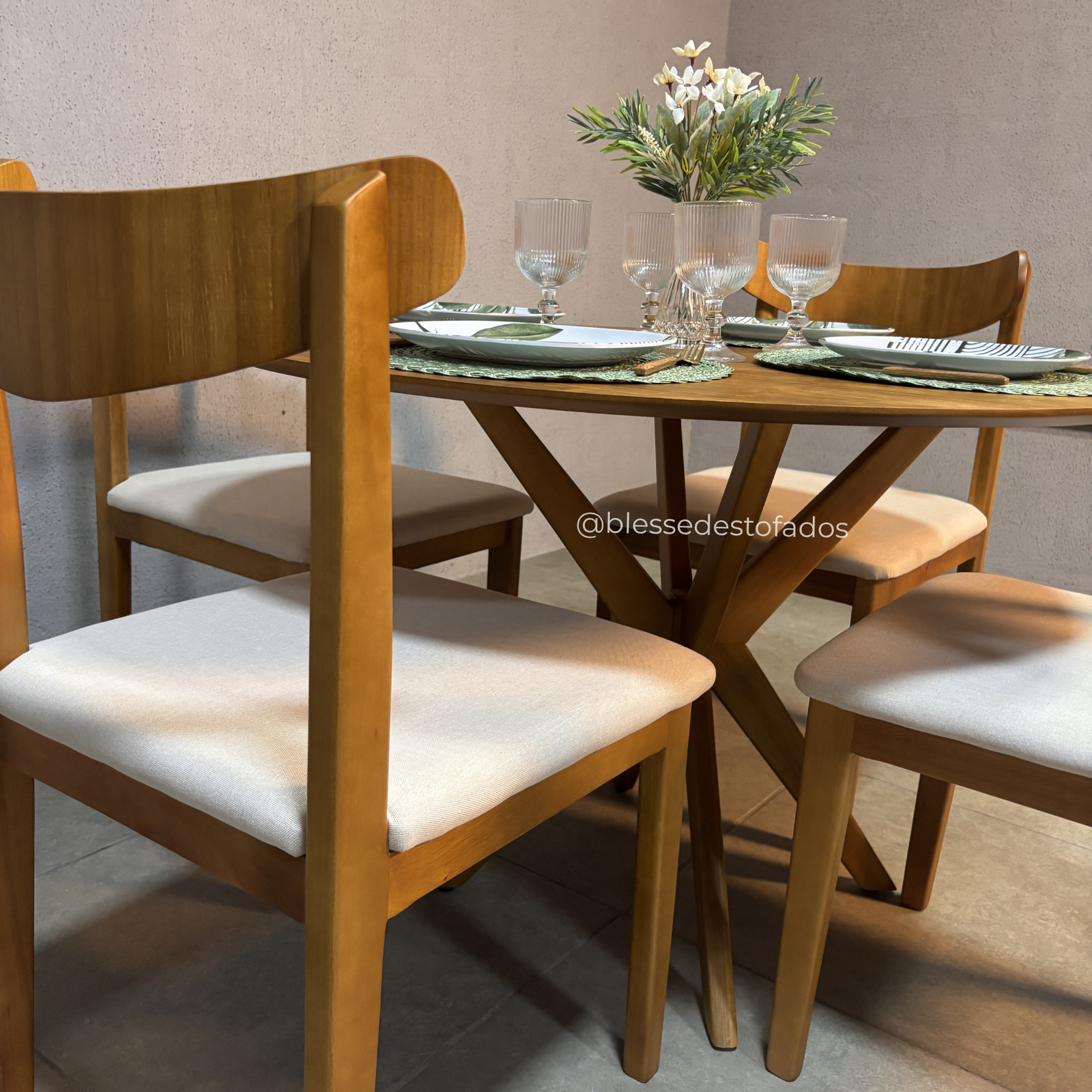 Mesa Serena 1.10×1.10 + 4 Cadeiras Aurora Linho bege – madeira maciça - Imagem 5