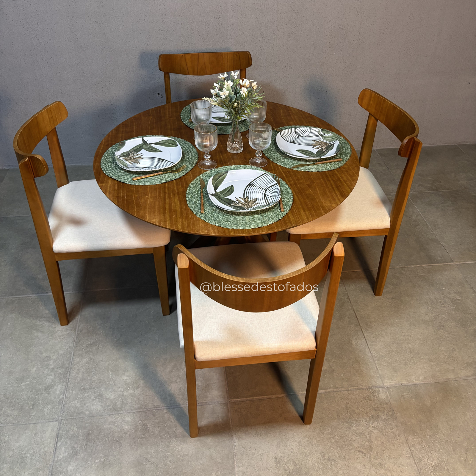 Mesa Serena 1.10×1.10 + 4 Cadeiras Aurora Linho bege – madeira maciça - Imagem 8