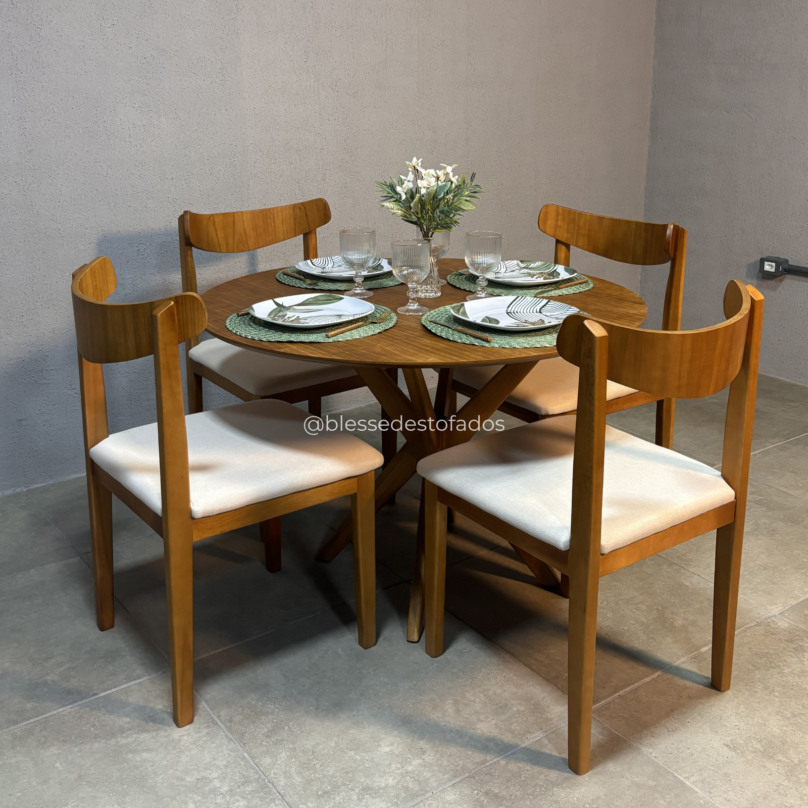 Mesa Serena 1.10×1.10 + 4 Cadeiras Aurora Linho bege – madeira maciça - Imagem 7