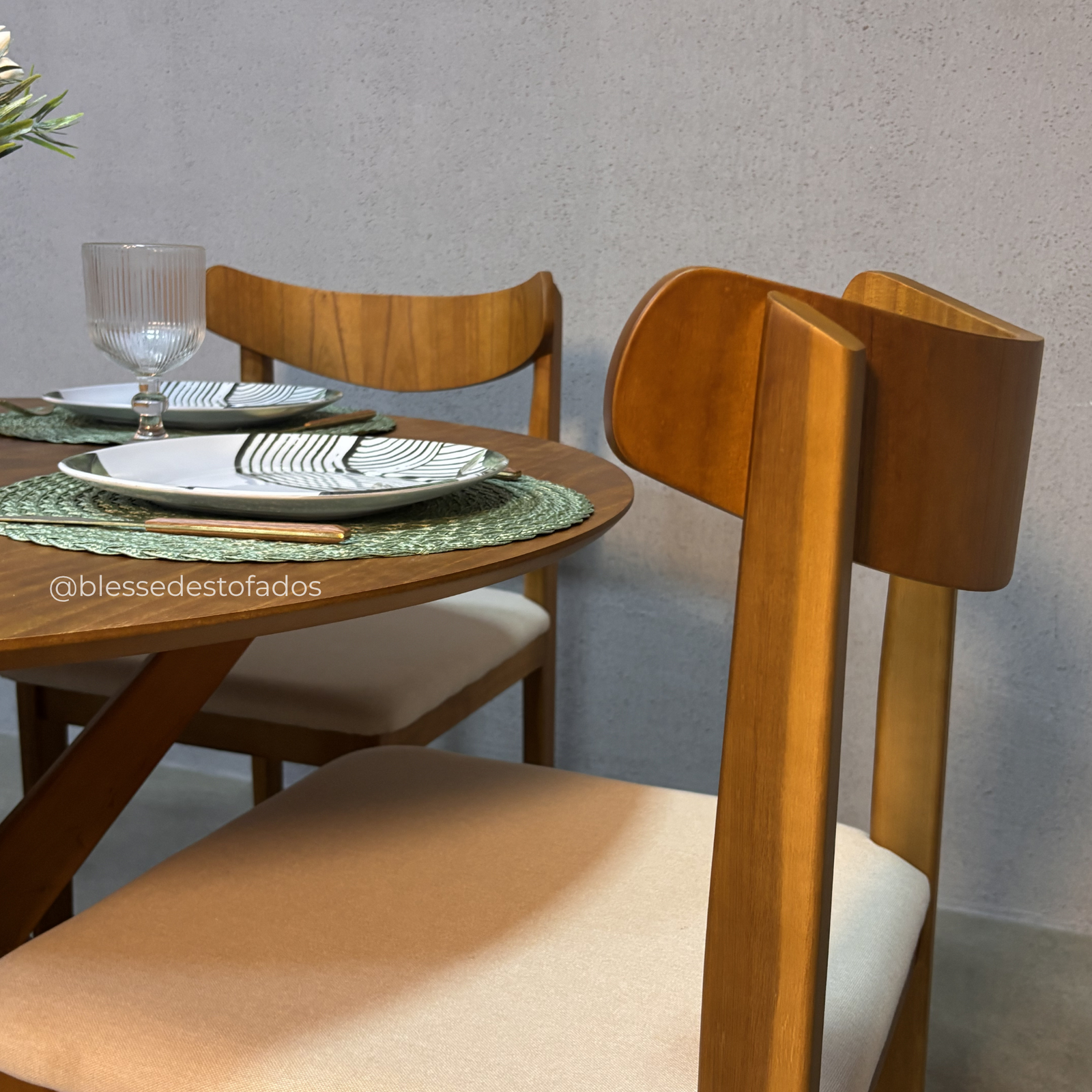 Mesa Serena 1.10×1.10 + 4 Cadeiras Aurora Linho bege – madeira maciça - Imagem 6