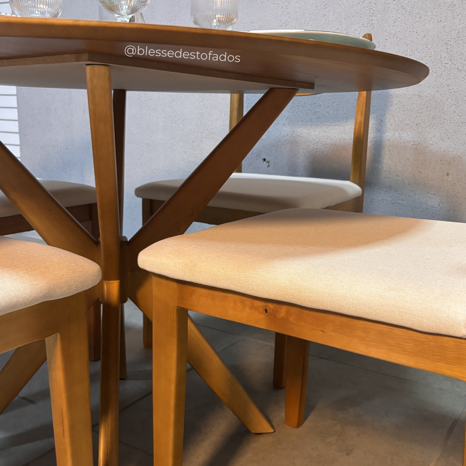 Mesa Serena 1.10×1.10 + 4 Cadeiras Aurora Linho bege – madeira maciça - Imagem 9