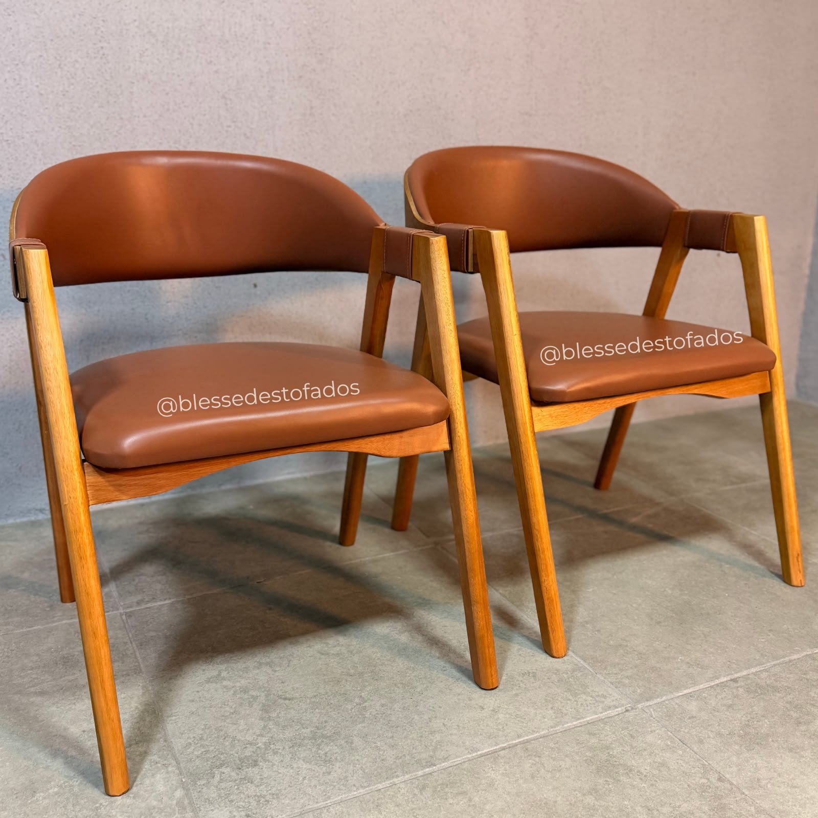 Conjunto Mesa Bali 1,20m x 0,80m Vidro Off White com Base Madeira + 4 Cadeiras Luna - Imagem 5