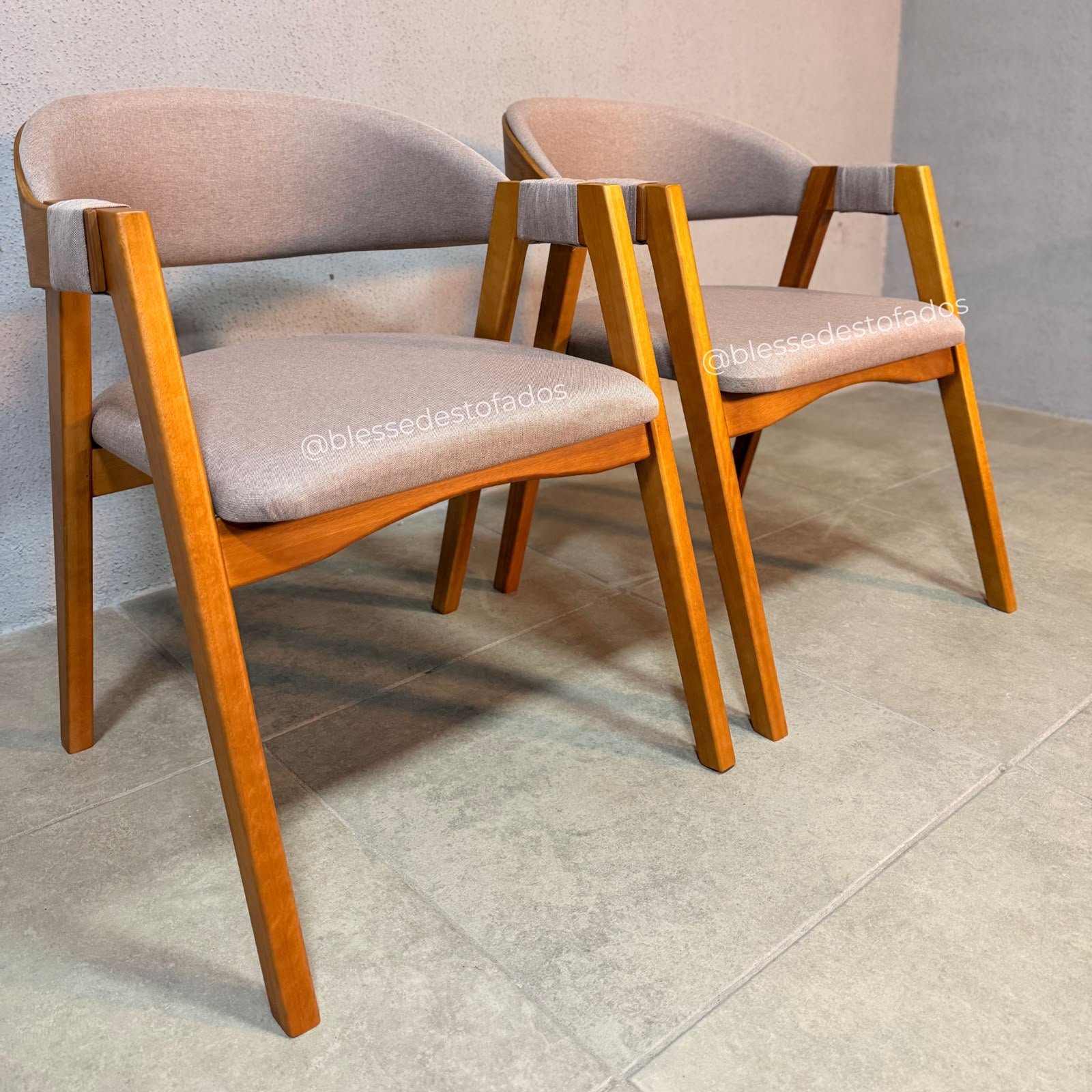 Conjunto Mesa Bali 1,20m x 0,80m Vidro Off White com Base Madeira + 4 Cadeiras Luna - Imagem 3