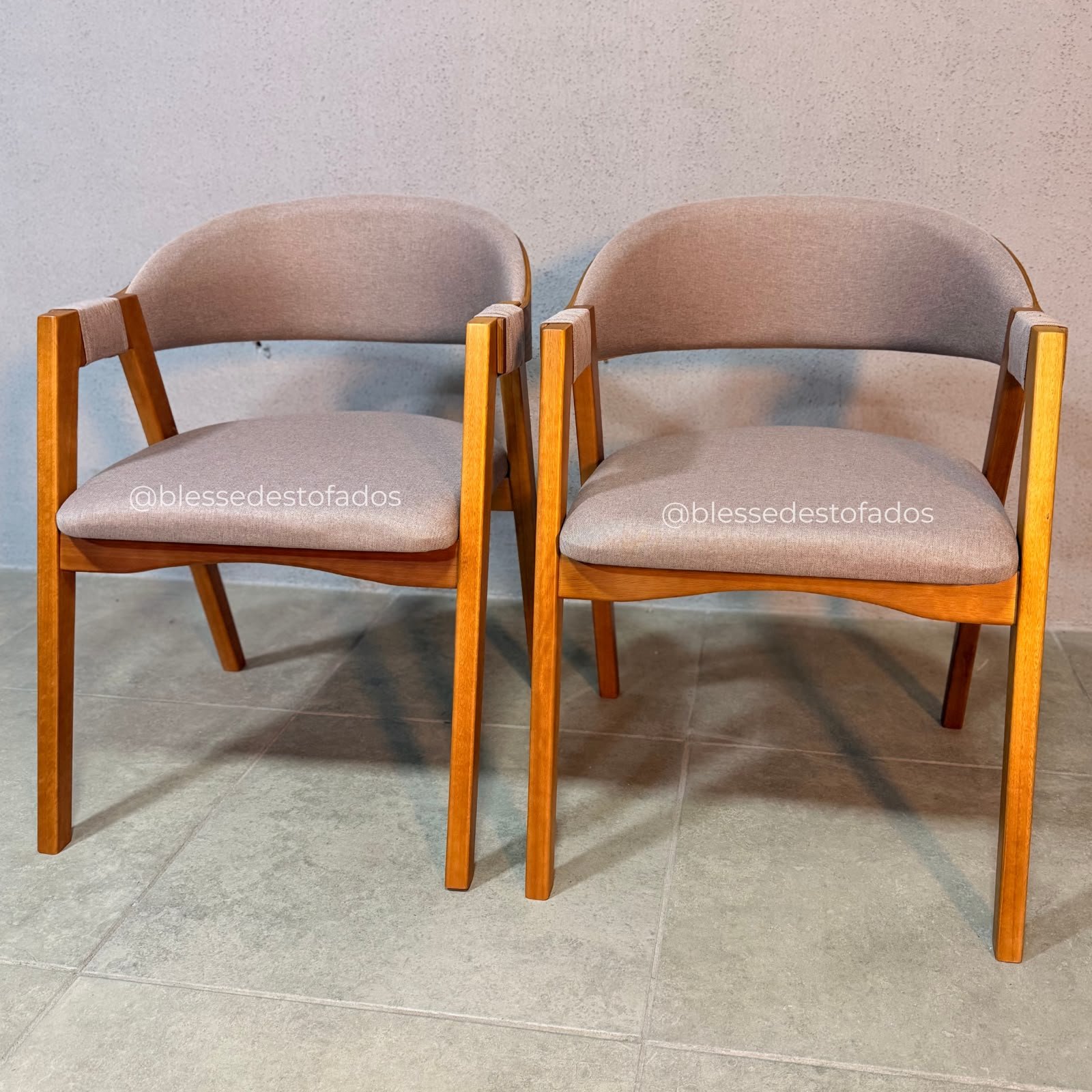 Conjunto Mesa Bali 1,20m x 0,80m Vidro Off White com Base Madeira + 4 Cadeiras Luna - Imagem 4