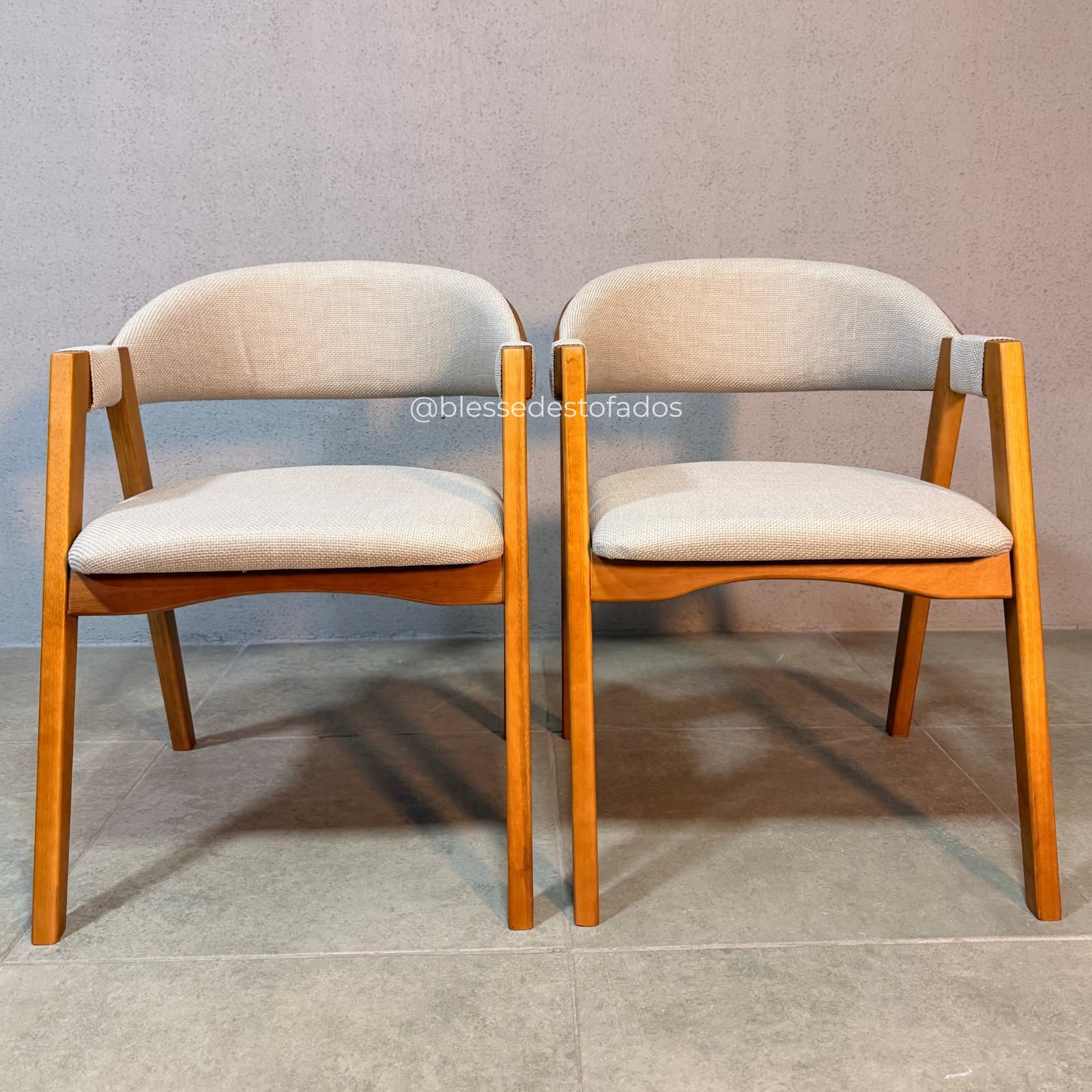 Conjunto Mesa Bali 1,20m x 0,80m Vidro Off White com Base Madeira + 4 Cadeiras Luna - Imagem 6