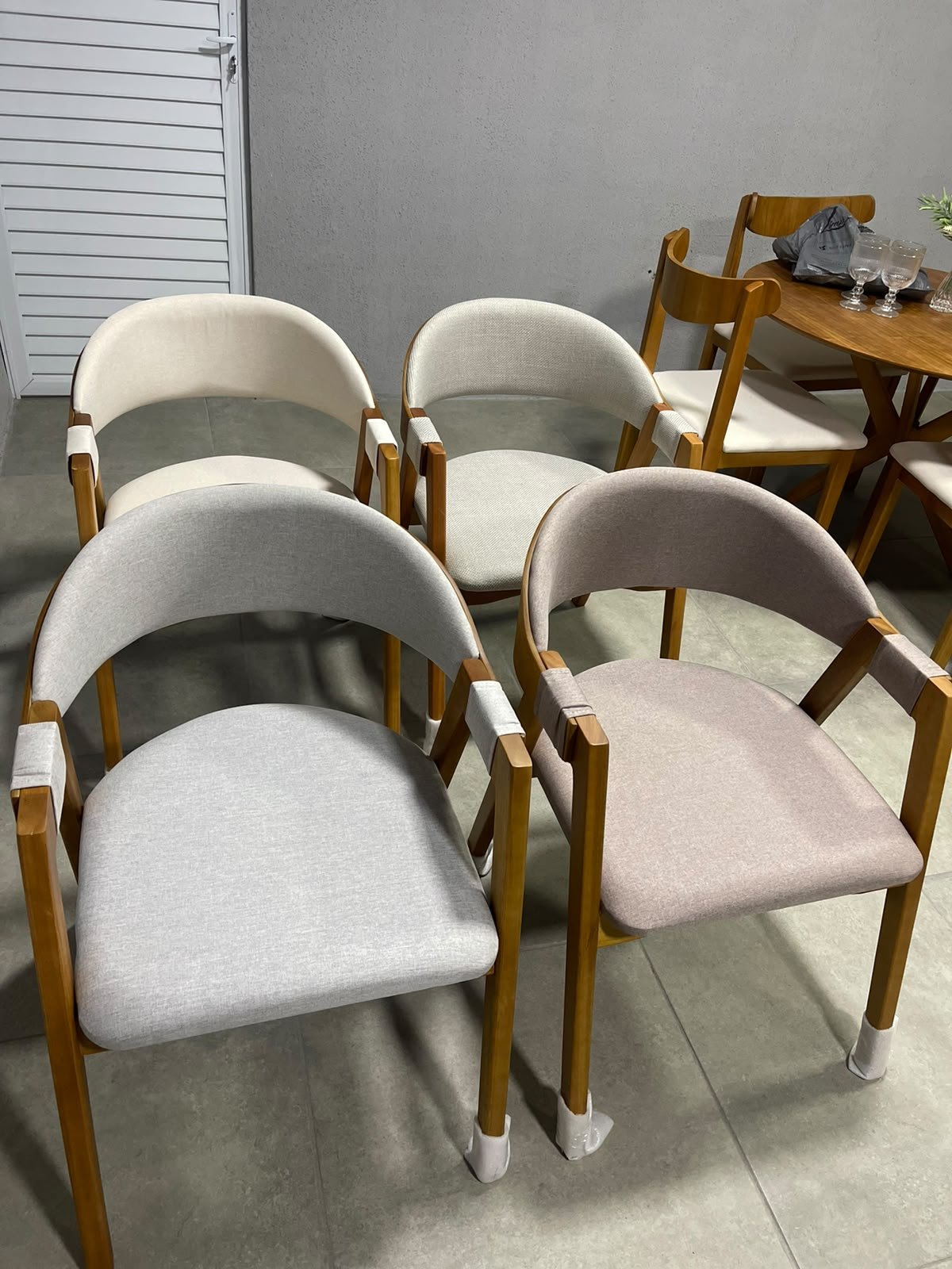 Conjunto Mesa Bali 1,20m x 0,80m Vidro Off White com Base Madeira + 4 Cadeiras Luna - Imagem 8