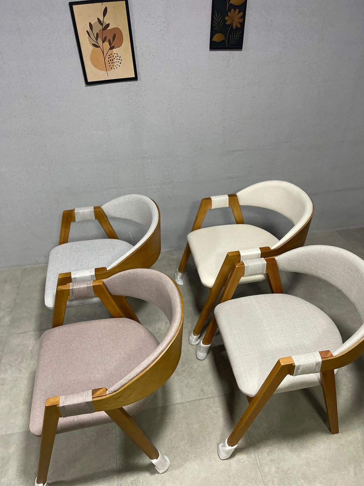 Conjunto Mesa Bali 1,20m x 0,80m Vidro Off White com Base Madeira + 4 Cadeiras Luna - Imagem 9