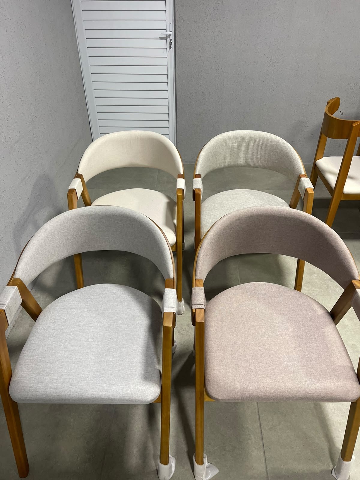 Conjunto Mesa Bali 1,20m x 0,80m Vidro Off White com Base Madeira + 4 Cadeiras Luna - Imagem 11