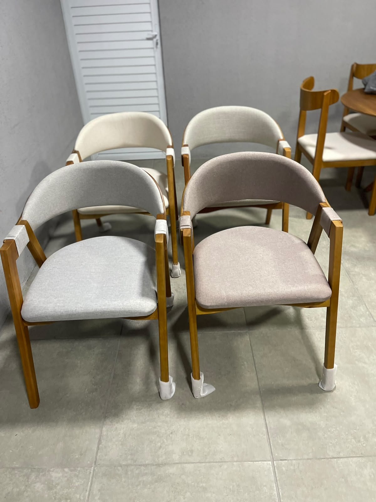 Conjunto Mesa Bali 1,20m x 0,80m Vidro Off White com Base Madeira + 4 Cadeiras Luna - Imagem 10